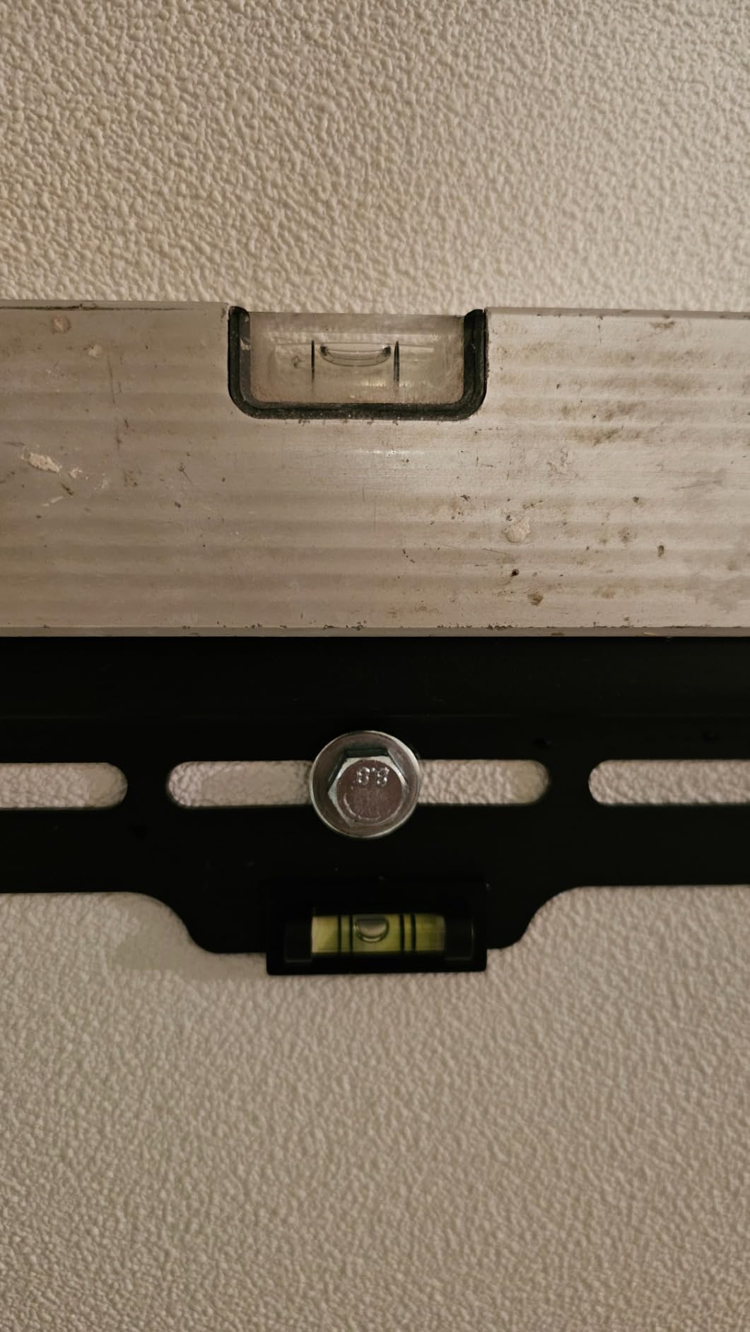 Super flach an der Wand
