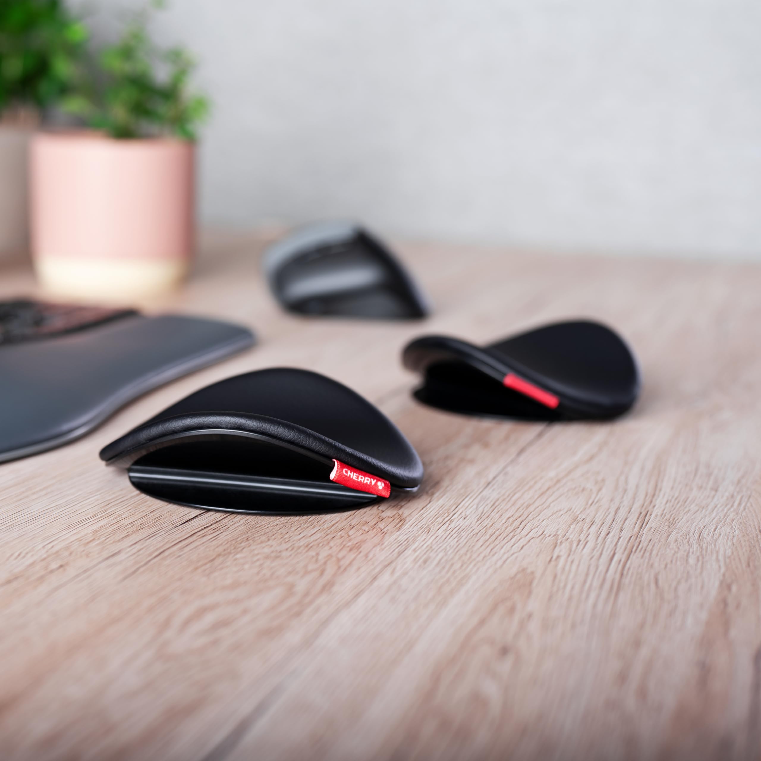 cherry-slidepad-ergo-gleitende-ergonomische-armauflage-1-pad-schwarz-igr-zertifi image 2