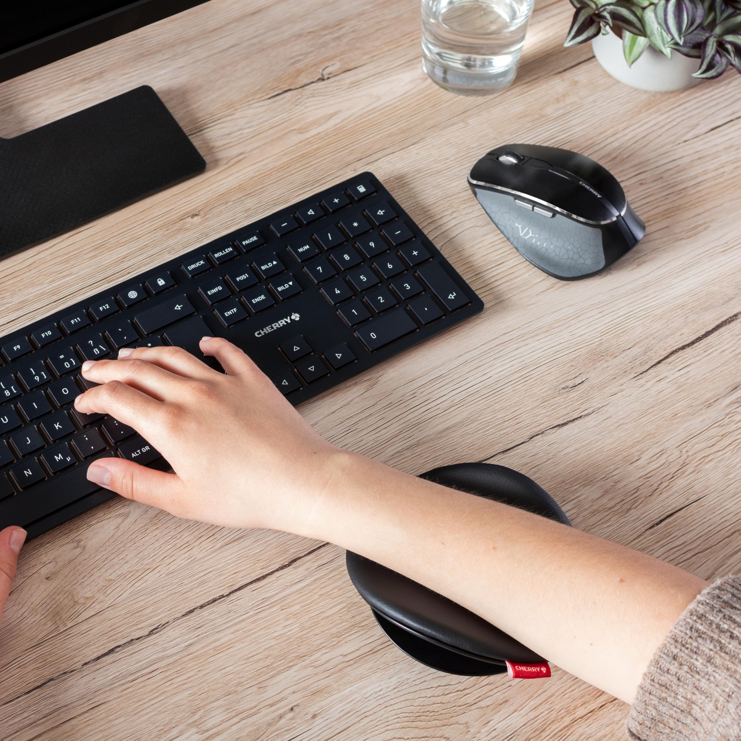 cherry-slidepad-ergo-gleitende-ergonomische-armauflage-1-pad-schwarz-igr-zertifi image 3